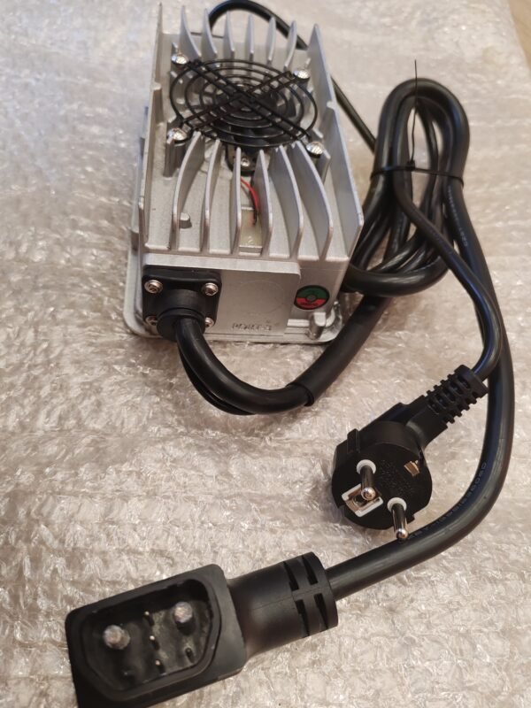 Caricabatteria Rapido VMOTO F01 CITI SUPERSOCO CPX 70,5V  8A - immagine 2